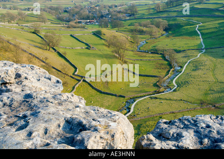 Vista dalla cima del Malham Cove Yorkshire Dales REGNO UNITO Foto Stock