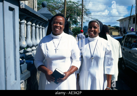 Castries St Lucia Cattedrale dell Immacolata Concezione suore con la Bibbia Foto Stock