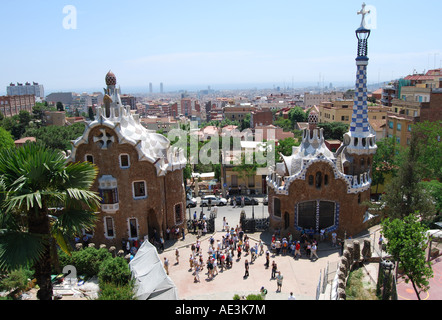 Vista su Barcellona dal Parc Guell con la gate house, la torre e la casa di funghi Catalogna Spagna Foto Stock