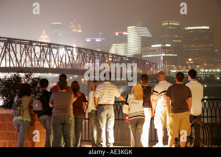 Kentucky, Kentucky, Appalachian state, Bluegrass, Newport, Newport on the Levee, skyline di Cincinnati, vista, fiume Ohio, serata notturna, OH070727106 Foto Stock