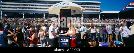 La folla Derby giorno Epsom Downs Surrey in Inghilterra Foto Stock