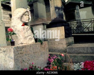 Porte tomba del cantante Jim Morrison nel cimitero di Pere Lachaise di Parigi Foto Stock