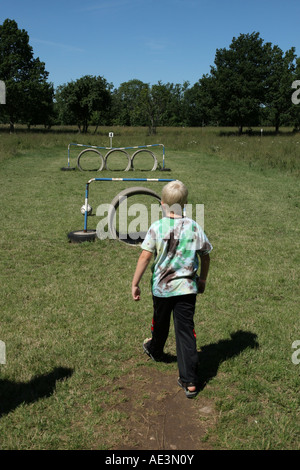 Giocare a calcio golf da calciare un calcio intorno a diciotto buche con diversi tipi di ostacoli Foto Stock