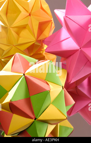 Colorato luminoso astratto Origami carta decorativa figure poliedri Foto Stock