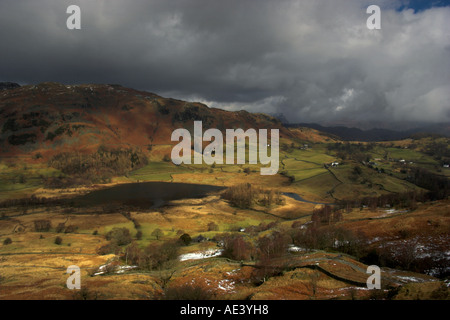 Paesaggio orizzontale foto di little langdale tarn e valle nel distretto del lago in inverno con soluzione satura di colori autunnali Foto Stock