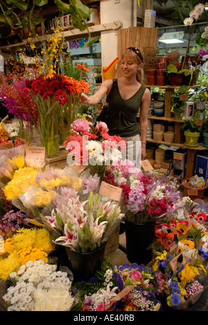 Reading Terminal Market donna acquistare fiori mod rel di Filadelfia in Pennsylvania PA USA Foto Stock