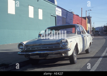 Vecchio Dodge Dart automobile in missione nel distretto di San Francisco, California Foto Stock