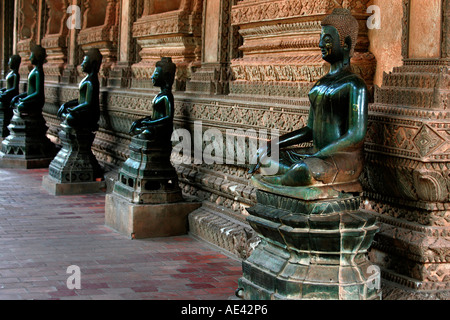 Bronze statue di Buddha a Haw Pha Kaew, Vientiane, Laos. Foto Stock