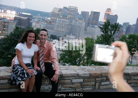 Cincinnati Ohio, Mount Adams quartiere storico, comunità, skyline della città vista città, tramonto, sera, coppia, adulti, posa, macchina fotografica, digitale, visitatori Foto Stock