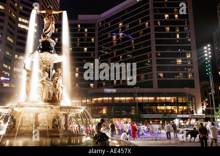 Cincinnati Ohio, Fountain Square, statua, Westin, hotel, folla, concerto notturno, OH070725057 Foto Stock