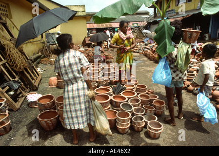 India Goa mercato Mapusa artigianato pentole di creta Foto Stock