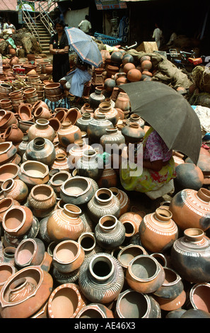 India Goa mercato Mapusa artigianato ceramiche donne mercato riparo dal sole Foto Stock