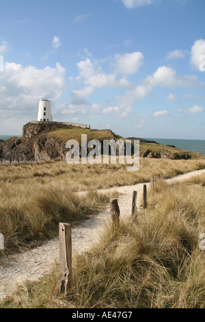 Il percorso che conduce al faro sulla isola di Llanddwyn, Anglesey, Galles Foto Stock