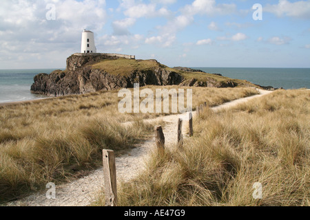 Il percorso che conduce al faro sulla isola di Llanddwyn, Anglesey, Galles Foto Stock