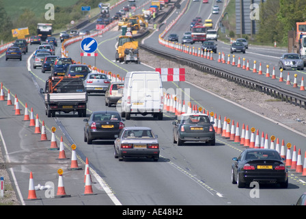 Traffico che passa attraverso lavori stradali sull'autostrada M6, Inghilterra. Foto Stock