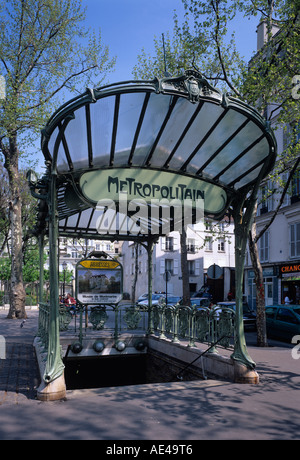 Art Deco stazione della metropolitana ingresso, Abbesses, Parigi, Francia Foto Stock