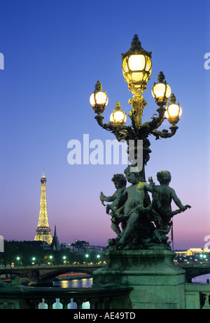Torre Eiffel dal Pont Alexandre III, Parigi, Francia Foto Stock