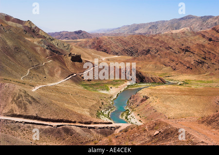 Hari Rud fiume attraverso la fertile valle alla base del Red Rock Mountains, tra marmellata e Cristo-I-Sharif, Ghor provincia, Afghanistan Foto Stock