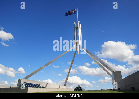 Moderna struttura pennone sulla parte superiore del nuovo parlamento, Canberra, Australian Capital Territory, Australia Foto Stock