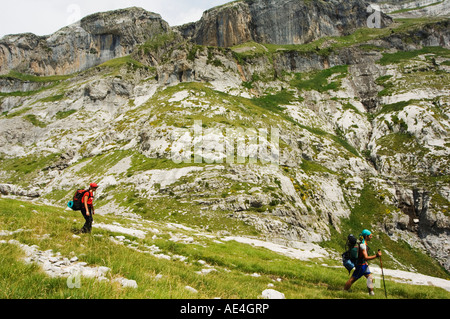 Sentiero escursionistico ed escursionisti nel Canonico de Anisclo (Anisclo Canyon), il Parco Nazionale di Ordesa y Monte Perdido, Aragona, Spagna, Europa Foto Stock