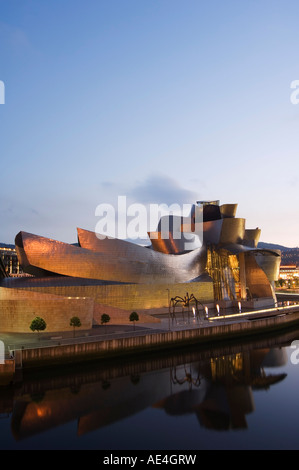 Il Guggenheim Museum di Arte Moderna progettato da Frank Gehry, Bilbao, Paese Basco, Euskadi, Spagna, Europa Foto Stock