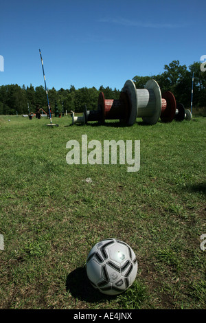 Giocare a calcio golf da calciare un calcio intorno a diciotto buche con diversi tipi di ostacoli Foto Stock