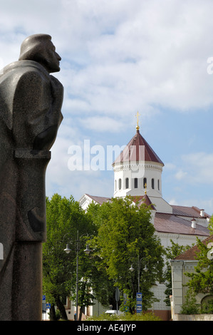 Statua di Adam Mickiewicz con chiesa della Santa Madre di Dio in background, Vilnius, Lituania, paesi baltici, Europa Foto Stock