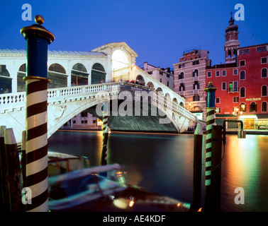 Ponte di Rialto Ponte del Rialto sul Canal Grande Venezia Alba Foto Stock
