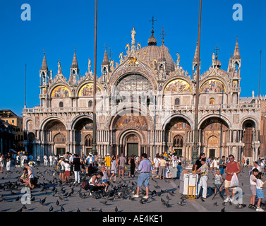 Italia Venezia piazza San Marco San Marco i turisti con piccioni Foto Stock