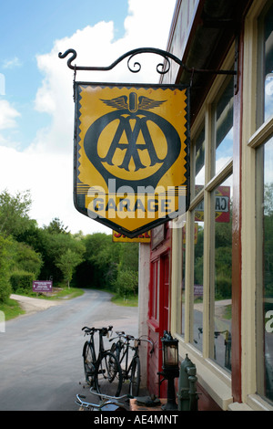 Vecchio AA segno pubblicità presso il villaggio di garage, Amberley Working Museum, Amberley, West Sussex, Regno Unito Foto Stock