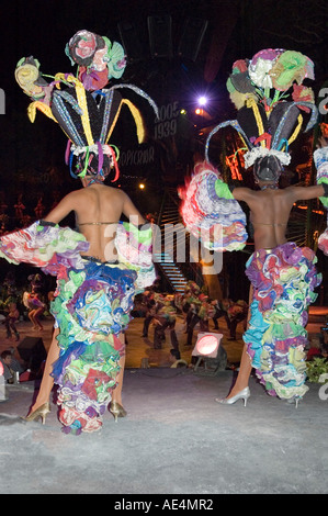 Scarsamente vestito cubano ballerini femmina sul palco del famoso cabaret Tropicana club e l'Avana, Cuba Foto Stock