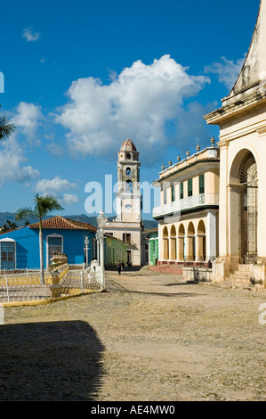 I due piani del palazzo Brunet ora il Museo Romantico, con la torre campanaria della chiesa e del convento di San Francesco dietro Foto Stock