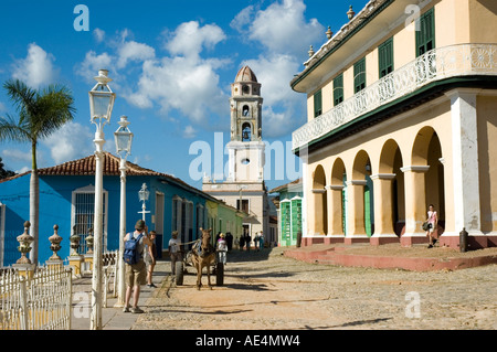 Un cavallo e un carro per la posa di un turista dal Brunet Palace con il campanile della Chiesa e del convento di San Francesco dietro Foto Stock