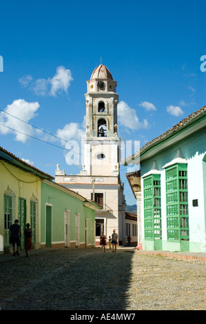 Il campanile della ex chiesa e convento di San Francesco di Assisi, che ospita il Museo della lotta contro i banditi Foto Stock