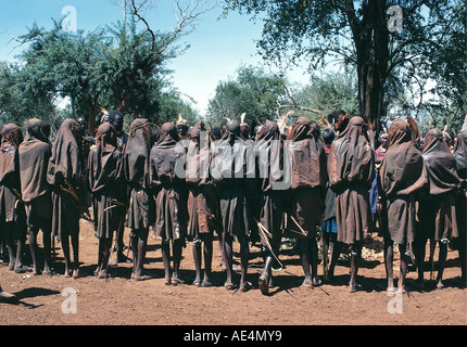 Pokot giovani uomini che indossano maschere di stringa SAPANA durante la cerimonia di iniziazione vicino Kuchelebi Kenya Settentrionale Africa orientale Foto Stock