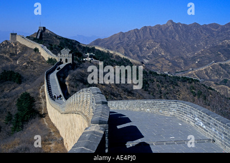La Grande Muraglia della Cina, un sito Patrimonio Mondiale dell'UNESCO, si estende all'orizzonte. Foto Stock