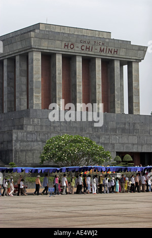 Grande folla la formazione di code di linea al file attraverso il mausoleo di Ho Chi Minh Hanoi Vietnam Foto Stock