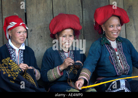 Red Zao hilltribe donne cucito e lavorando con filato Ta Phin villaggio nei pressi di Sapa resort città da Nord Vietnam Foto Stock