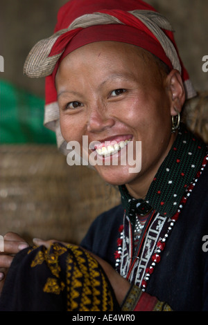 Red Zao donna hilltribe cucitura di Ta Phin villaggio nei pressi di Sapa resort città da Nord Vietnam Foto Stock