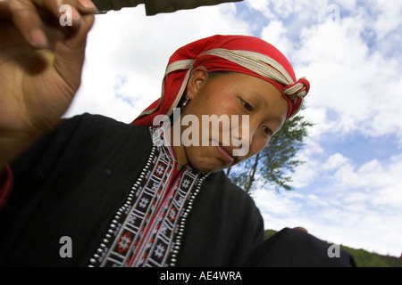 Red Zao donna hilltribe cucitura di Ta Phin villaggio nei pressi di Sapa resort città da Nord Vietnam Foto Stock