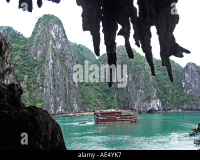 Rocce e stalattiti in Hang Trong la grotta del tamburo telaio i draghi Crociera Perla junk Halong Bay Vietnam Foto Stock