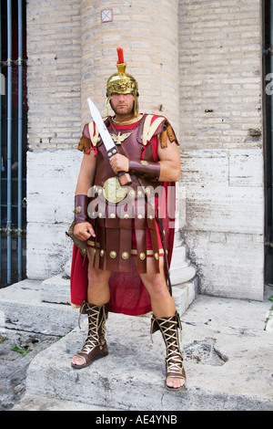 Uomo vestito come un gladiatore romano sorge al di fuori del Colosseo a Roma Italia modello di rilascio 317 Foto Stock