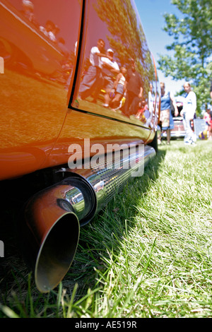 Ampio tubo di scarico montato sul lato di arancio auto a vintage car show Foto Stock