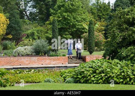 I VISITATORI DI RHS Garden HYDE HALL, vicino a Chelmsford, proseguire a piedi lungo la scalinata che conduce al laghetto superiore Foto Stock