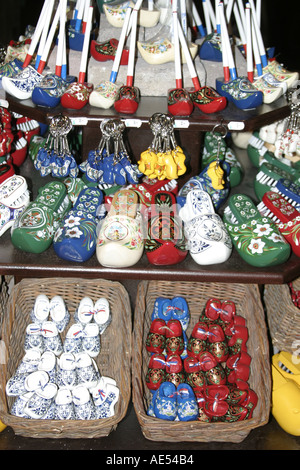 Zoccoli olandesi e souvenir anelli chiave per la vendita nel villaggio turistico Marken ,nella provincia settentrionale,Olanda Foto Stock