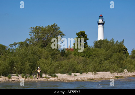 Fotografo a piedi lungo sperone sul lago vicino a vento Point Lighthouse Lago Michigan vicino a Racine Wisconsin Foto Stock