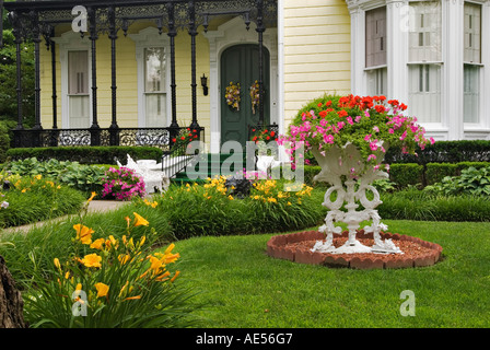 Giardino di fiori nel cortile anteriore del Home su Mansion riga New Albany Indiana Foto Stock