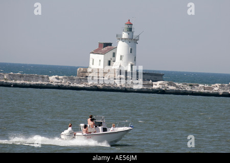 Ohio Cuyahoga County,Cleveland,Lake Erie,Wendy Park,Harbour West Pierhead Lighthouse,boat,OH070730141 Foto Stock