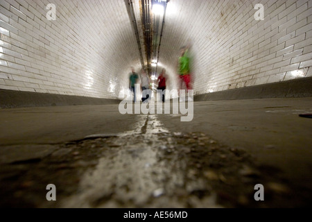 Il Greenwich Foot Tunnel, sotto il fiume Tamigi nella zona est di Londra, collega Greenwich a sud con Millwall a nord. Foto Stock