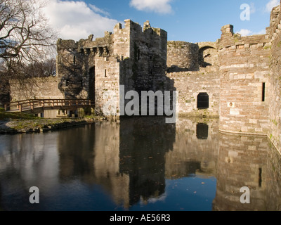 Beaumaris Anglesey Wales UK Edward ho il castello 1295 gatehouse in tenda parete esterna con passerella riflessa nel fossato. Foto Stock